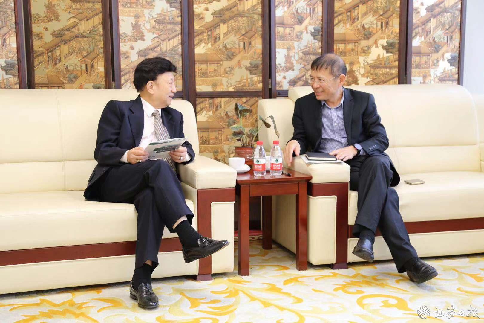 華僑國際樓宇黨委書記、總裁孔村光（右）與美中貿(mào)易發(fā)展協(xié)會(huì)總裁、執(zhí)行長姚應(yīng)文博士（左）進(jìn)行商務(wù)洽談.jpg