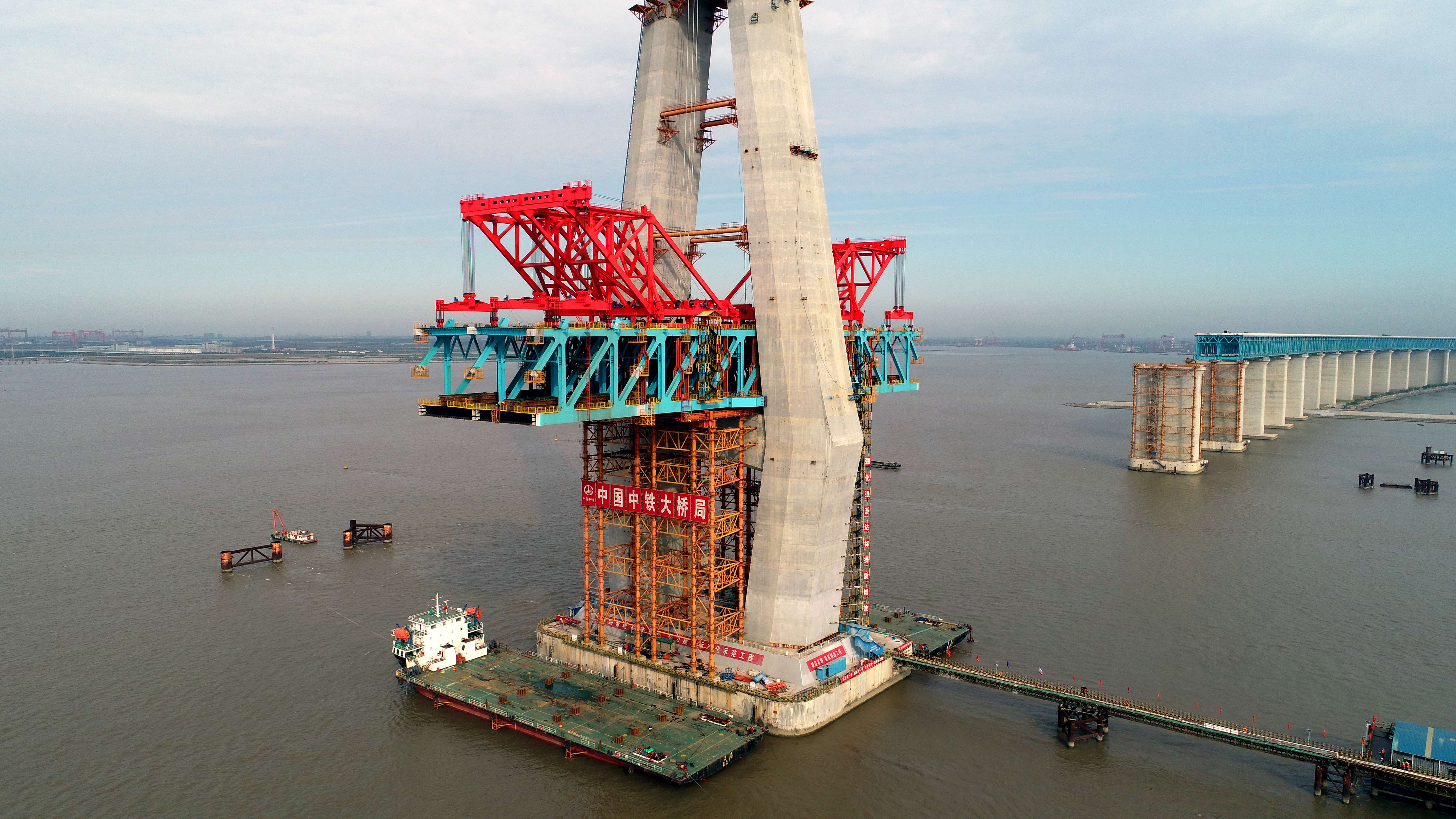 正在建設(shè)的滬通長江大橋（圖片來源：中國中鐵）.jpg